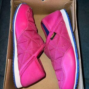 Teva outdoor quilted shoes/mocassins.  Youth/mens size 5, women’s 6.5.